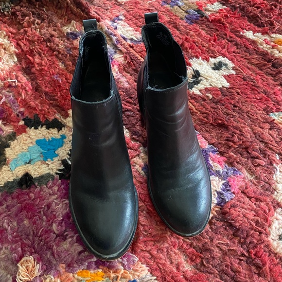 Heeled black leather booties - Picture 2 of 4